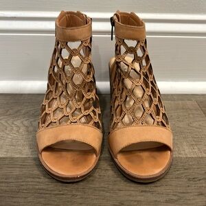 Vince Camuto tan size 6 block sandals